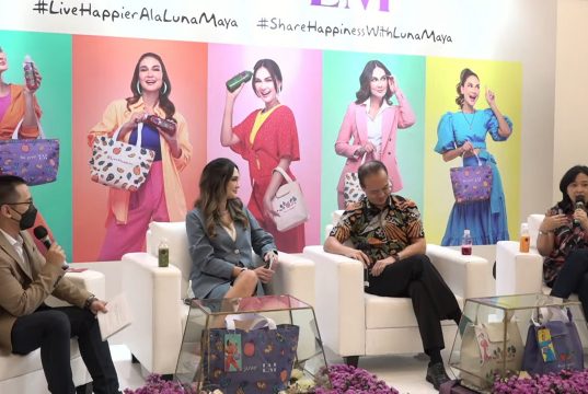 Luna Maya, Richard Anthony, dan Ibu Prinka dalam peluncuran special package dan cooler bag Re.juve di Jakarta, 15 Juni 2022 | IST