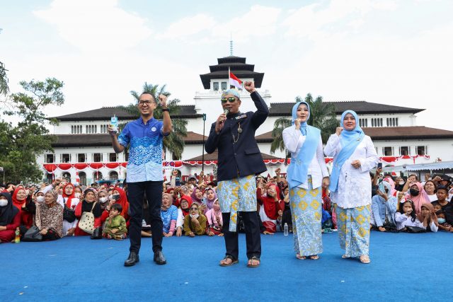 Andrew F. Saputro, Corporate Affairs Director Frisian Flag Indonesia dan Ridwan Kamil selaku Gubernur Jawa Barat saat prosesi peluncuran kampanye #JagaDiriKiniDanNanti | IST