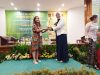 Penyerahan trophy penghargaan pemenang Gold untuk kategori Didaktika Pratama Unggul kepada PT Polytama Propindo | IST