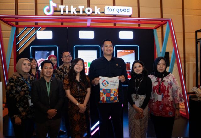 Menteri Kepemudaan dan Olahraga Dito Ariotedjo berfoto bersama dengan tim ASEAN SEDP dan usaha sosial dari ASEAN SEDP 1.0 (Life and Co and Surplus Indonesia) | IST