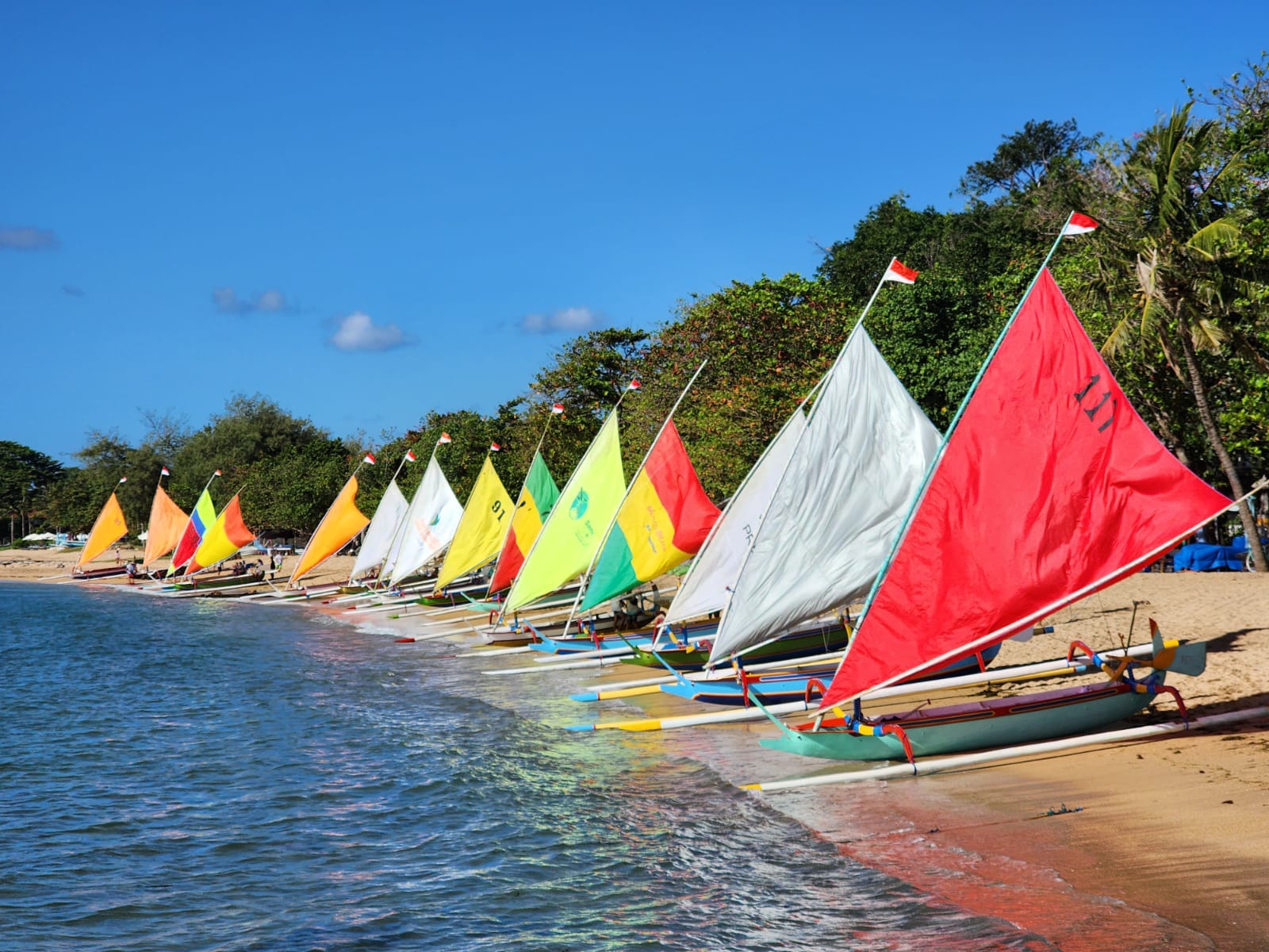 Sebanyak 30 peserta Jukung Parade tengah bersiap-siap di pinggir Pantai Segara Ayu dalam perhelatan AstraPay Sanur Village Festival 2023 ke-16 tahun, Kamis, 20 Juli 2022. | IST