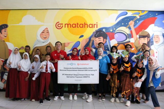 Perwakilan Matahari Berfoto Bersama Siswa SD di Salah Satu Perpustakaan Sekolah di Bogor yang Direnovasi_1