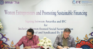 Andi Taufan Garuda Putra, Founder & CEO Amartha bersama Riccardo Pulliti, Regional Vice President dari IFC untuk Asia dan Pasifik dalam penandatangan dokumen kerja sama Amartha dengan IFC, Jakarta (6/9). |IST