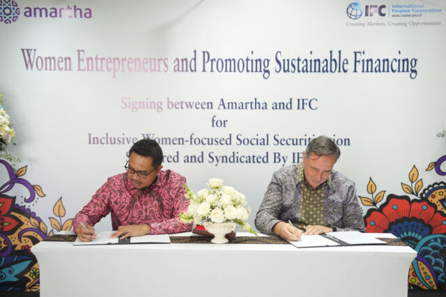 Andi Taufan Garuda Putra, Founder & CEO Amartha bersama Riccardo Pulliti, Regional Vice President dari IFC untuk Asia dan Pasifik dalam penandatangan dokumen kerja sama Amartha dengan IFC, Jakarta (6/9). |IST