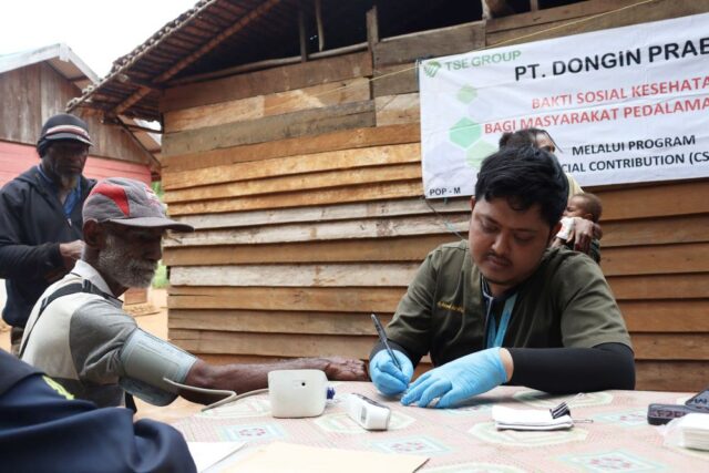 TSE Group Bantu Masyarakat Pedalaman Papua Berantas Penyakit ISPA Dokter Klinik PT. Dongin Prabhawa memeriksa kesehatan masyarakat kampung di pedalaman Papua|| IST