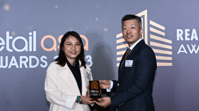 Penyerahan penghargaan Inisiatif Keberlanjutan Tahun Ini - kategori Malaysia di Retail Asia Awards 2023 kepada Berjaya Starbucks Coffee Company Sdn. Bhd. | IST