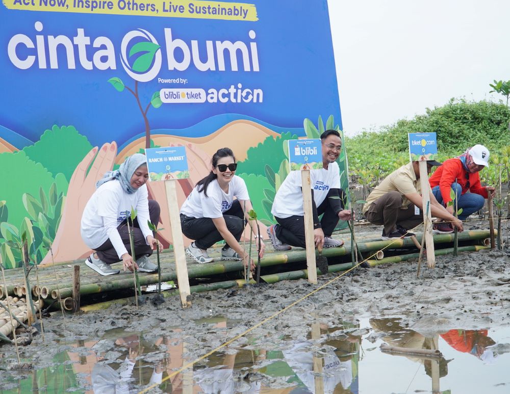 Blibli Tiket ACTION dan Dinas Lingkungan Hidup Provinsi Jawa Tengah, Pujiharini, Cabang Dinas Kehutanan 3, Provinsi Jawa Tengah pada prosesi penanaman pohon mangrove oleh Blibli | IST