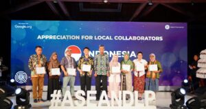 (tengah) H.E. Amb. M.I. Derry Aman - Permanent Representative of the Republic of Indonesia to ASEAN menyerahkan apresiasi kepada local collaborators ASEAN DLP dari Indonesia