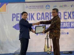 Fadhil Muhammad Pradana, Head of Business Development Career Support menyerahkan penghargaan kepada Rifat M.Pd Kepala Sekolah SMK Perguruan Cikini Jakarta | IST