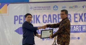 Fadhil Muhammad Pradana, Head of Business Development Career Support menyerahkan penghargaan kepada Rifat M.Pd Kepala Sekolah SMK Perguruan Cikini Jakarta | IST