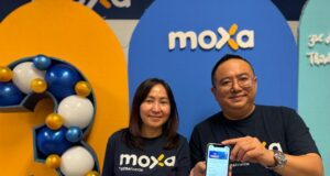 CEO Moxa, Lim Lizal (Kiri) dan Direktur Moxa, Selly Meilania (Kanan) menunjukkan promo pada program HUT ke-3 Moxa bertajuk “3rd Birthday Deals” |IST