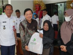 Sekjen Yayasan Korindo Seo Jeongsik menyerahkan bantuan sembako kepada warga Pancoran di Kantor Kecamatan Pancoran, pada Rabu (28/3)