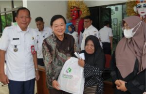 Sekjen Yayasan Korindo Seo Jeongsik menyerahkan bantuan sembako kepada warga Pancoran di Kantor Kecamatan Pancoran, pada Rabu (28/3)