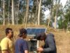 Tim peneliti G-Connect sedang memasang sensor di Wonogiri