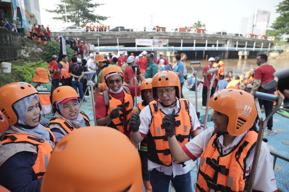 Kegiatan ini menghimpun ratusan relawan dari berbagai elemen , seperti warga sekitar, bank sampah binaan WINGS, jurnalis, hingga pasukan oranye DLH DKI Jakarta - dokYWP