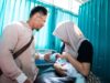 Mardiana, seorang ibu yang baru saja melahirkan di Puskesmas Sakra, bersama suaminya, Khairul, dan Rihana, bayi mereka yang berusia 11 hari, di Puskesmas Sakra, Lombok Timur, Nusa Tenggara Barat.