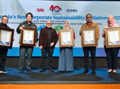 Environment, Social Responsibility & Sustainability Management (ESRSM) Department Head FIFGROUP, Sujono (paling kiri) berpose bersama Pemimpin Redaksi Majalah SWA, Kemal E. Gani, dan para penerima penghargaan lainnya dalam ajang Indonesia Corporate Sustainability Initiatives (CSI) 2025) yang digelar oleh Majalah MIX MarComm (SWA Media Group) di LSPR Institute of Communication & Business, Jakarta.