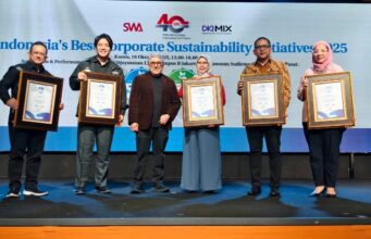 Environment, Social Responsibility & Sustainability Management (ESRSM) Department Head FIFGROUP, Sujono (paling kiri) berpose bersama Pemimpin Redaksi Majalah SWA, Kemal E. Gani, dan para penerima penghargaan lainnya dalam ajang Indonesia Corporate Sustainability Initiatives (CSI) 2025) yang digelar oleh Majalah MIX MarComm (SWA Media Group) di LSPR Institute of Communication & Business, Jakarta.