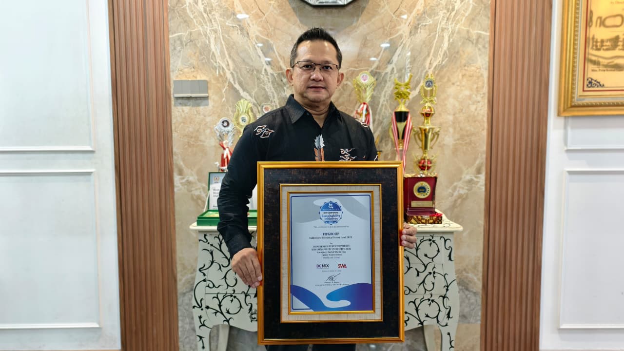 Environment, Social Responsibility & Sustainability Management (ESRSM) Department Head FIFGROUP, Sujono, menampilkan penghargaan Indonesia Corporate Sustainability Initiatives (CSI) 2025 yang diterima FIFGROUP untuk Kategori Social Marketing (Editor Assessment) melalui program FIFestival Street Food 2025 yang digelar oleh Majalah MIX MarComm (SWA Media Group).
