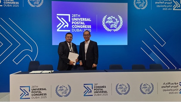 Direktur Jenderal Ekosistem Digital Kemkomdigi Edwin Hidayat Abdullah (kiri) dan Direktur Pos dan Penyiaran Kemkomdigi Pak Gunawan Hutagalung (kanan). Kemkomdigi dikatakan Edwin bahwa Indonesia menegaskan komitmennya pada tiga hal di POC dan UPU. Pertama mempercepat modernisasi layanan pos nasional, kedua membuka jalan bagi Usaha Mikro Kecil dan Menengah (UMKM) ke pasar global, serta ketiga memastikan ekosistem logistik Indonesia siap bersaing di era digital Direktur Jenderal Ekosistem Digital Kemkomdigi Edwin Hidayat Abdullah (kiri) dan Direktur Pos dan Penyiaran Kemkomdigi Pak Gunawan Hutagalung (kanan). Kemkomdigi dikatakan Edwin bahwa Indonesia menegaskan komitmennya pada tiga hal di POC dan UPU. Pertama mempercepat modernisasi layanan pos nasional, kedua membuka jalan bagi Usaha Mikro Kecil dan Menengah (UMKM) ke pasar global, serta ketiga memastikan ekosistem logistik Indonesia siap bersaing di era digital